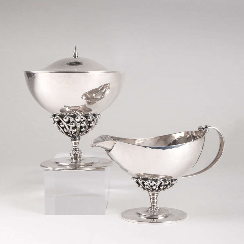 A set of sugar bowl and cream jug with pearl decor, no. 43