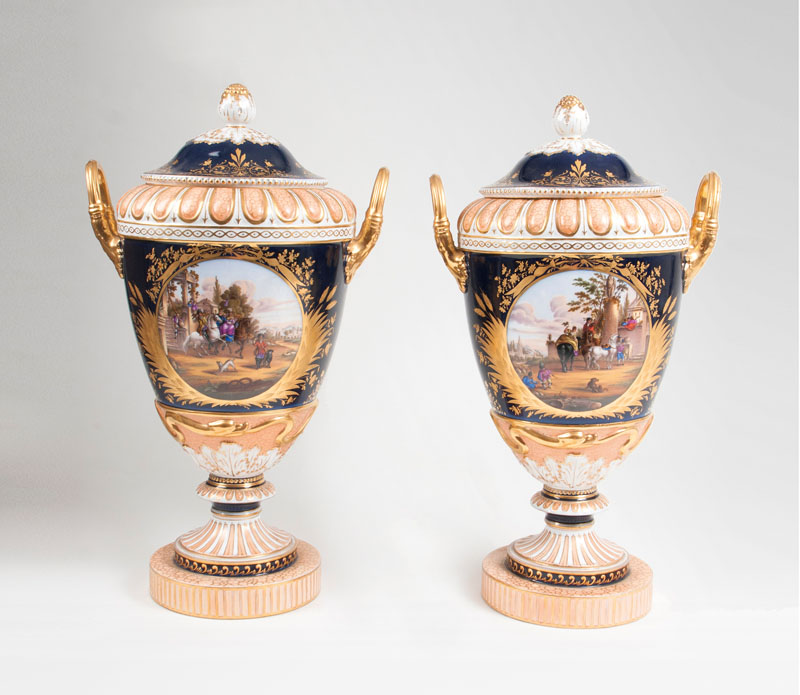 Paar großer sog. 'Weimar-Vasen' mit Kobaltfond und Reiterszenen