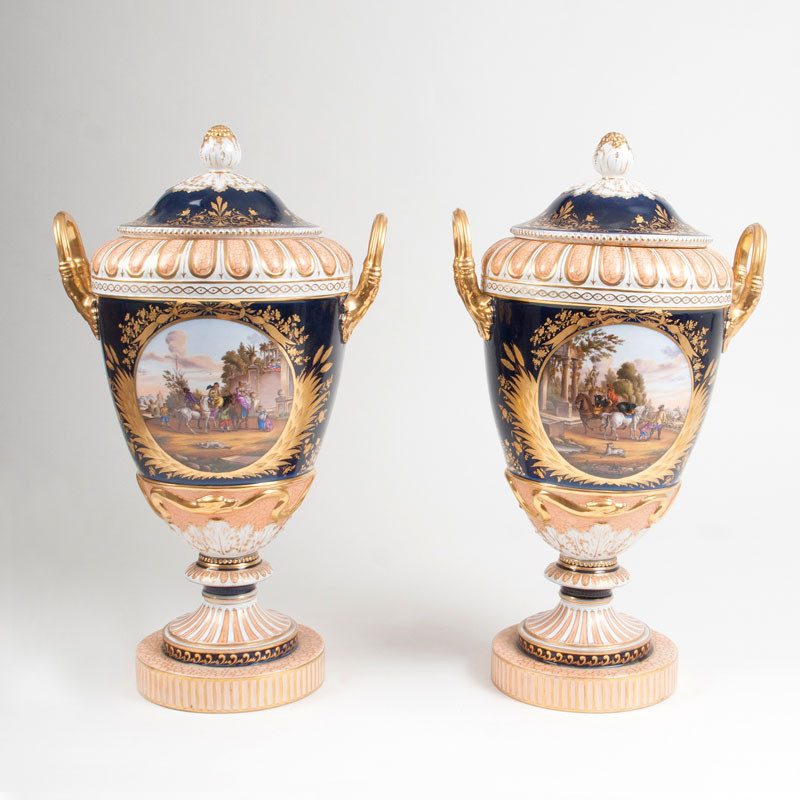 Paar großer sog. 'Weimar-Vasen' mit Kobaltfond und Reiterszenen - Bild 2