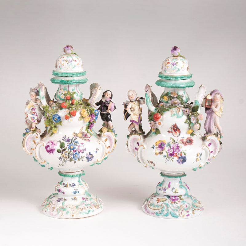 Paar Rokoko Potpourri-Vasen mit verkleideten Amoretten