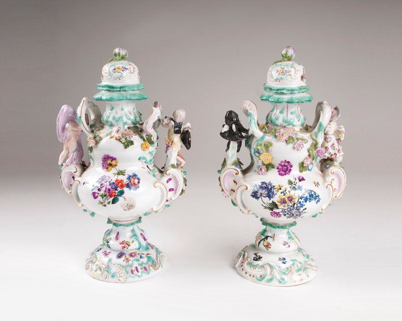 Paar Rokoko Potpourri-Vasen mit verkleideten Amoretten - Bild 2
