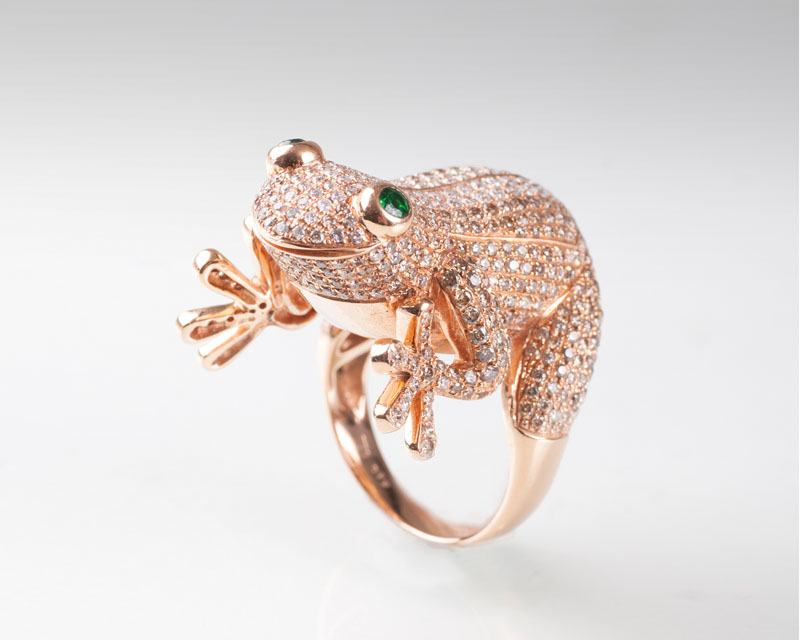 A diamond cocktailring 'Frog'