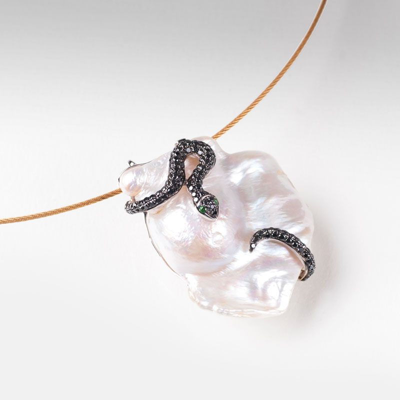 A pearl pendant with diamonds 'Snake'
