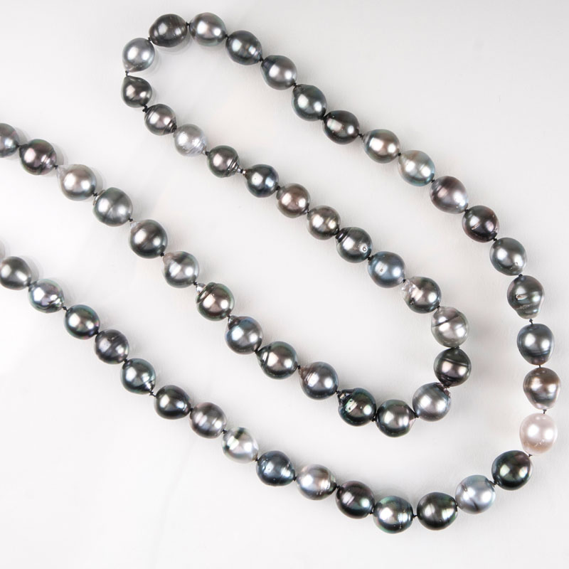 A long, multicoloured Tahiti pearl necklace