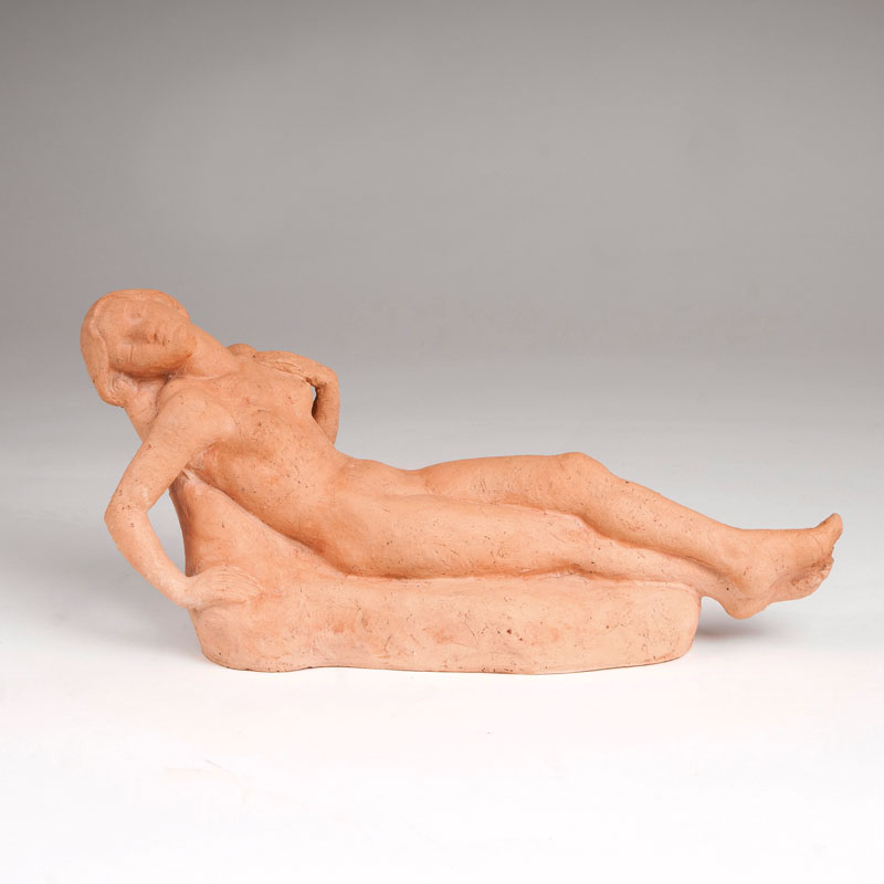 Terrakotta-Skulptur 'Liegender weiblicher Akt'