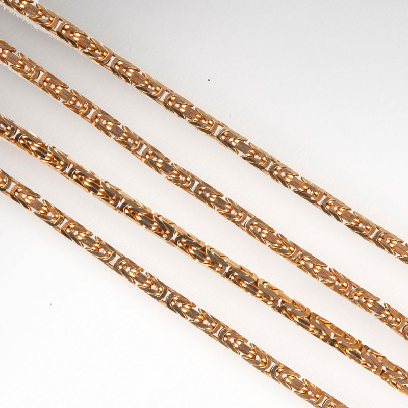 A long gold necklace, so called 'Königskette'