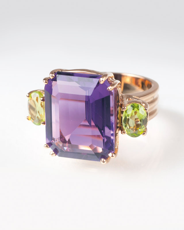 A cocktailring with amethyst and peridot