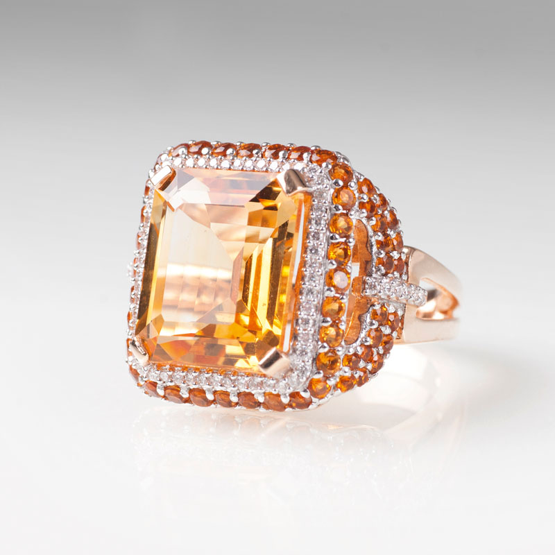 A cocktailring with citrine and diamonds
