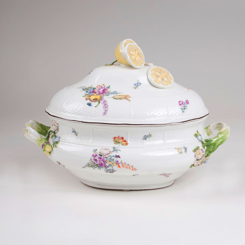 A large lidded tureen with lemon finial
