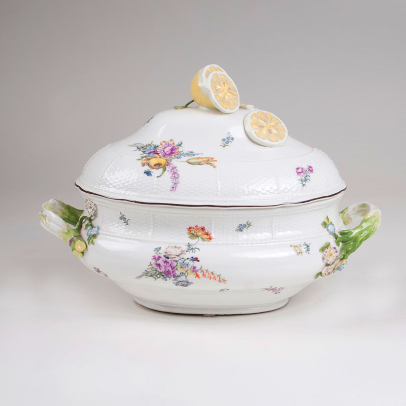 A large lidded tureen with lemon finial A large lidded tureen with lemon finial