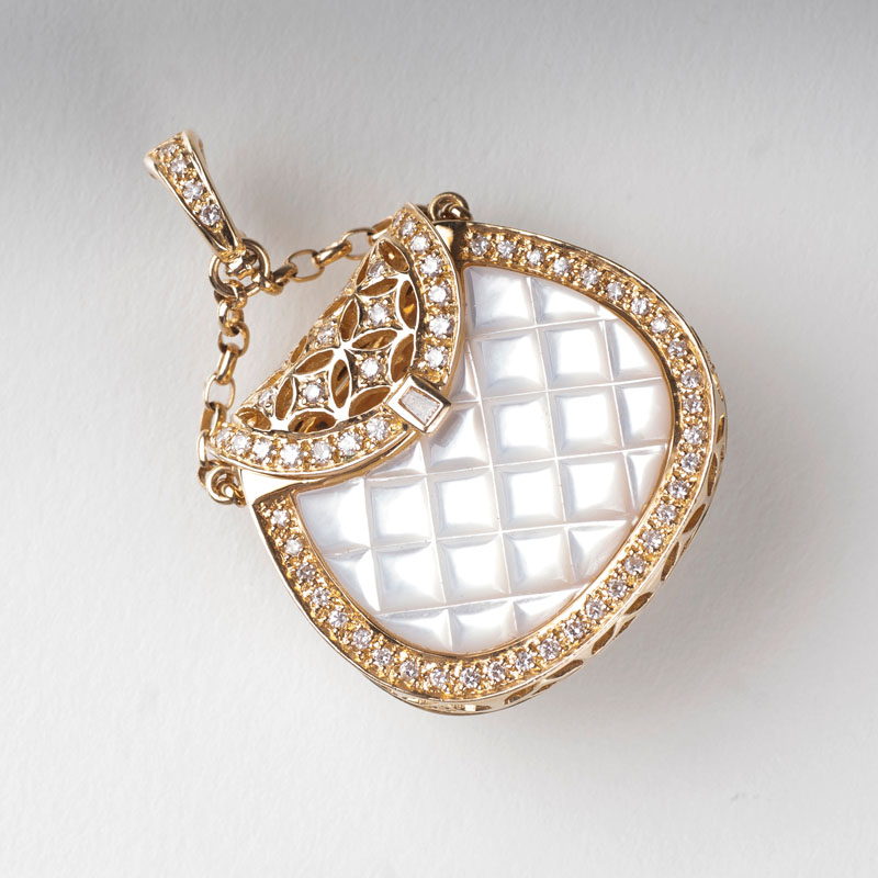 A pendan 'Lady's purse' with mother-of-pearl and diamonds
