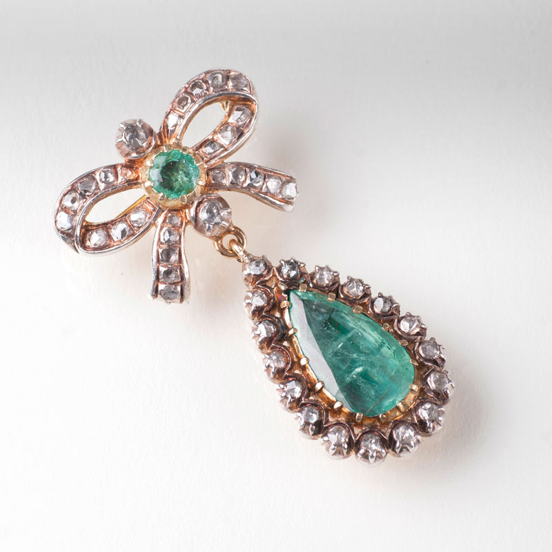 Antike Smaragd-Diamant-Brosche mit Schleifen-Dekor