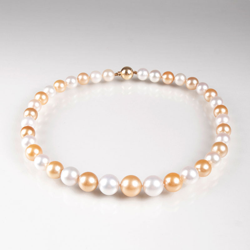 A multicolour Southsea pearl necklace