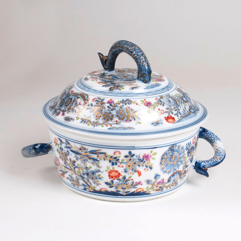 A rare early lidded tureen with onion pattern