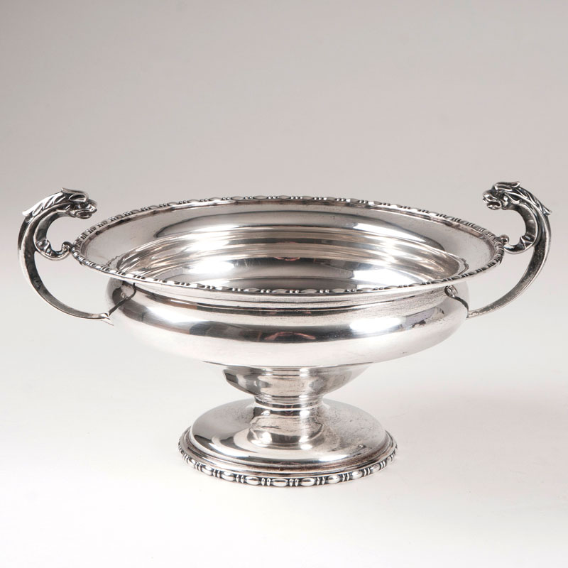 Barker Brothers, reg. 1906, Chester - A centrepiece with stylized lion head handles A centrepiece with stylized lion head handles