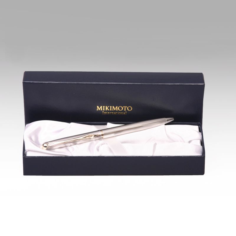 A delicate Milimoto-ballpen with a little cultured perl