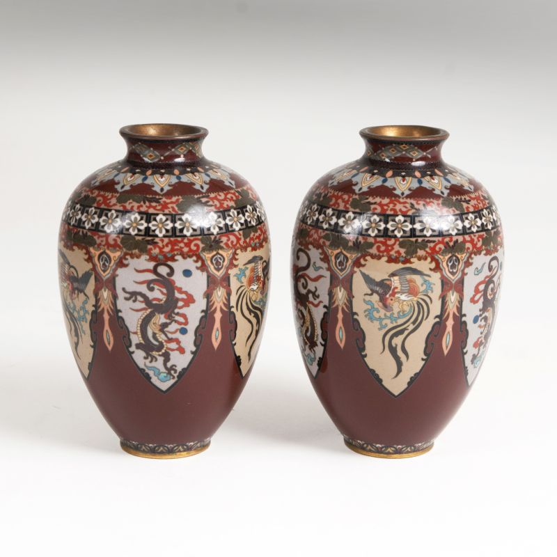 Paar eiförmiger Cloisonné-Vasen