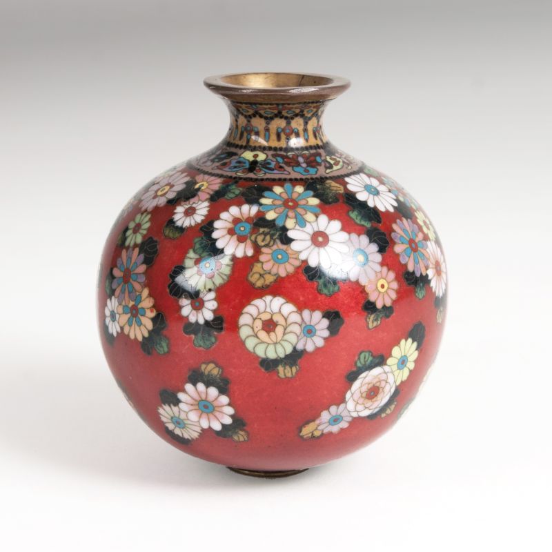 Kleine Cloisonné-Kugelvase mit reichem Blütendekor