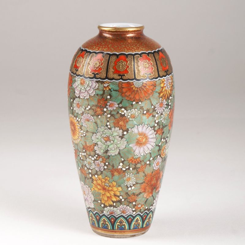 Satsuma-Vase mit reichem Blumendekor