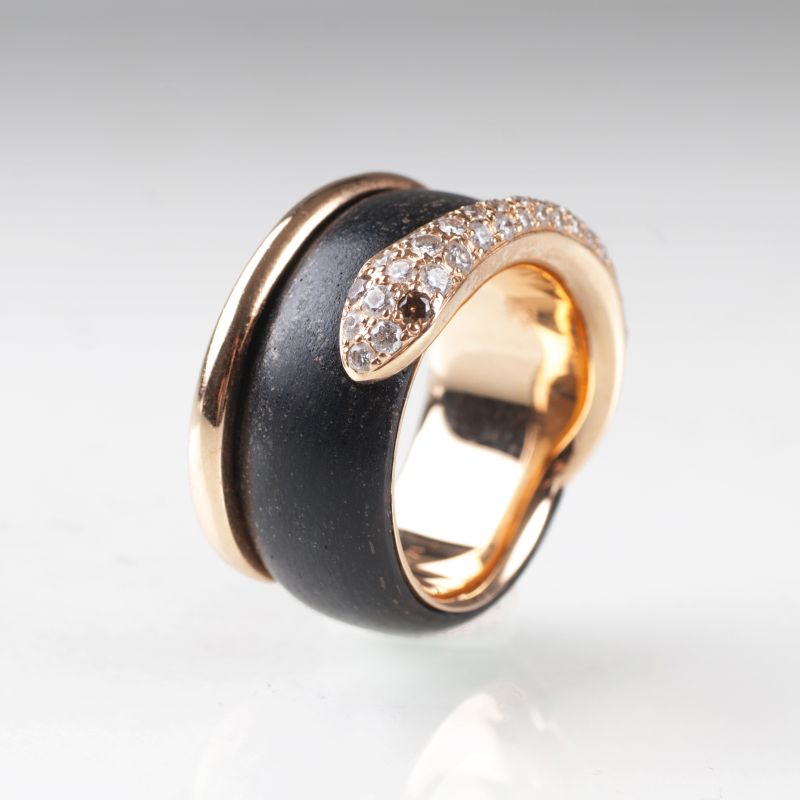 Gold-Edelholz-Ring 'Schlange' mit Brillant-Besatz von Leo Wittwer