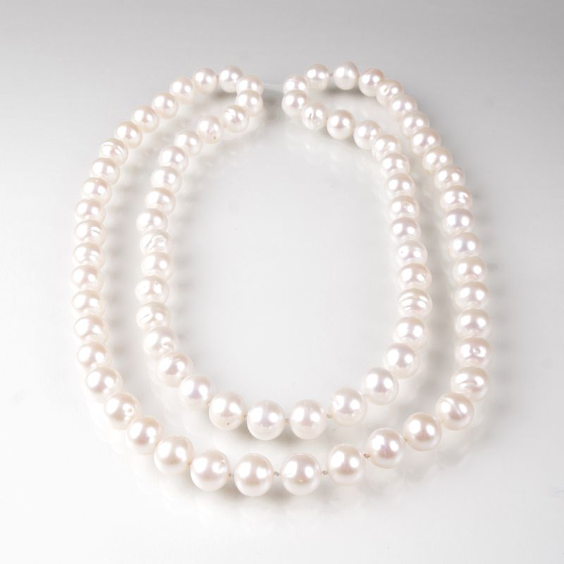 A long pearl necklace