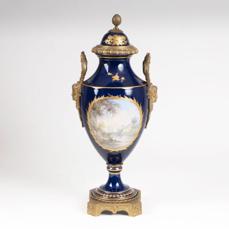 Bronzemontierte Vase im Sèvres-Stil mit Schäferszene - Bild 2