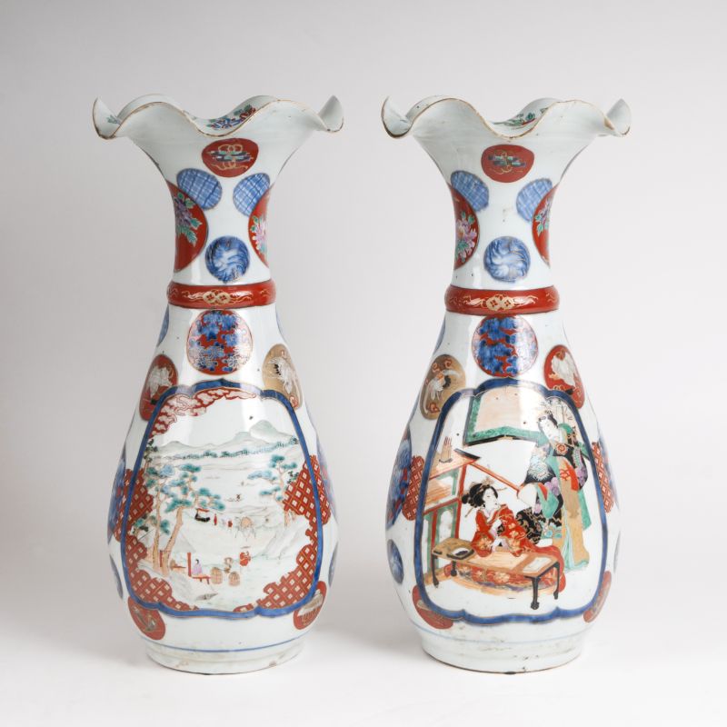 Paar Imari-Vasen mit Interieur- und Landschaftsszenen