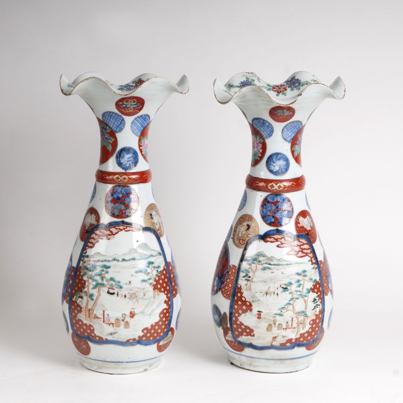Paar Imari-Vasen mit Interieur- und Landschaftsszenen - Bild 2