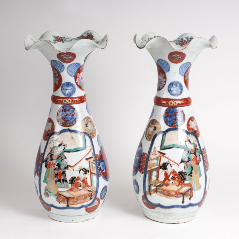 Paar Imari-Vasen mit Interieur- und Landschaftsszenen - Bild 3