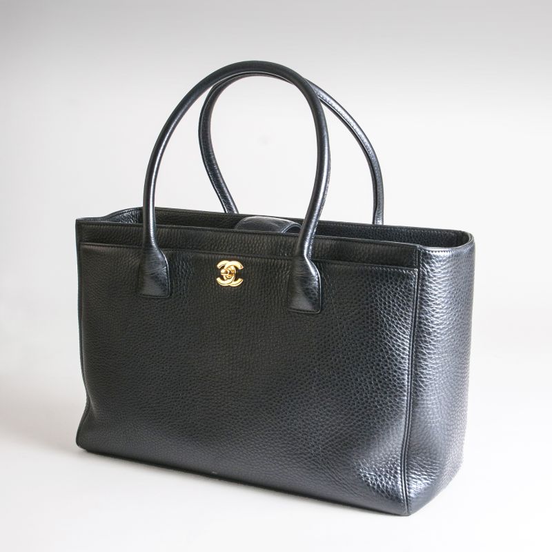 An elegant purse in black - image 2