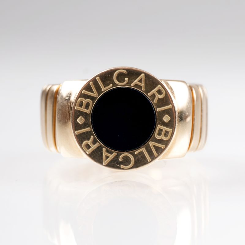 An onyx gold ring