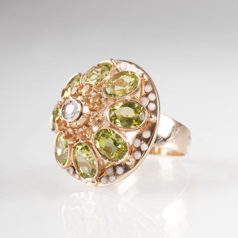 A peridot cocktailring with diamond and enamel