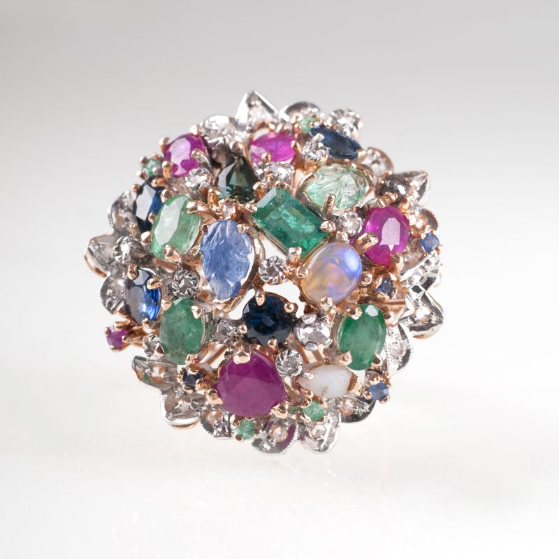 A flower shaped cocktailring with precious stones