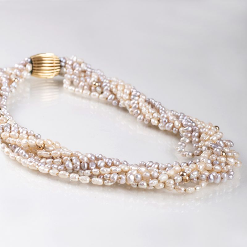 A pearl necklace - image 2