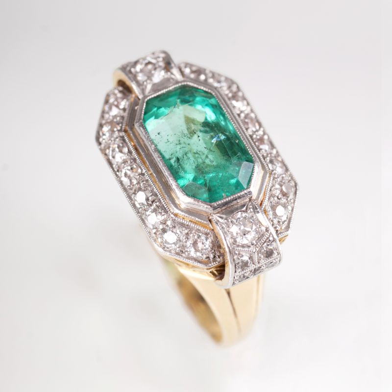 An Art Déco emerald diamond ring - image 2