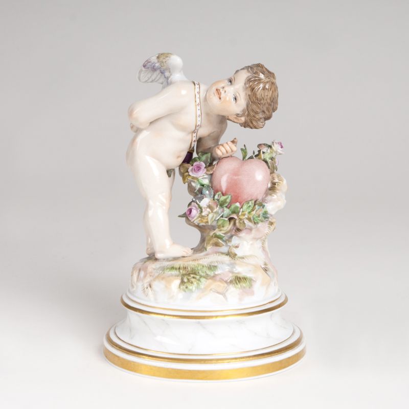 Porzellanfigur 'Amor, an ein Herz klopfend'