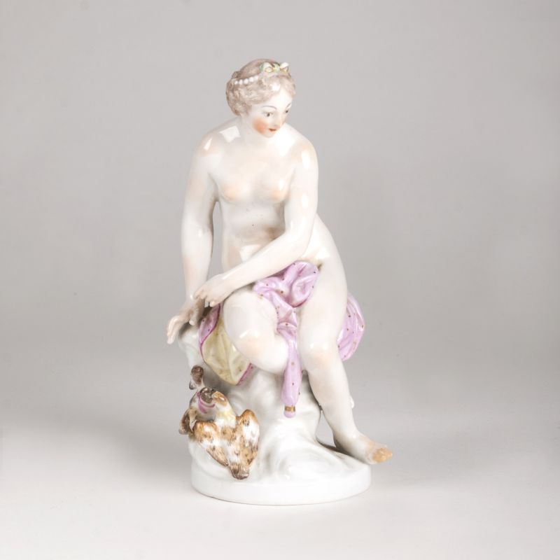 A porcelain figure 'Venus with 2 pigeons' - image 2