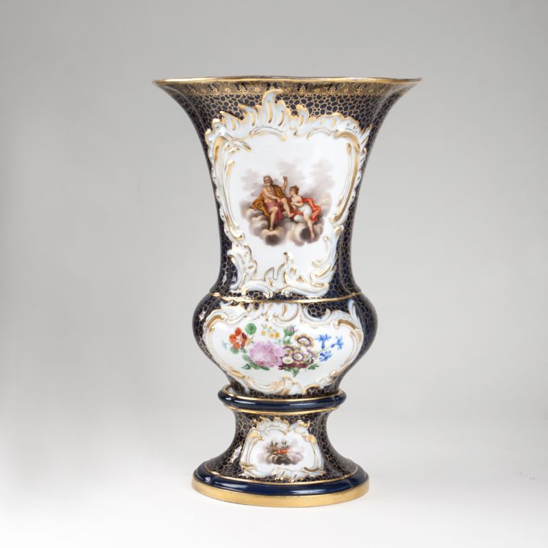 Große kobaltblaue Vase mit mythologischen Szenen