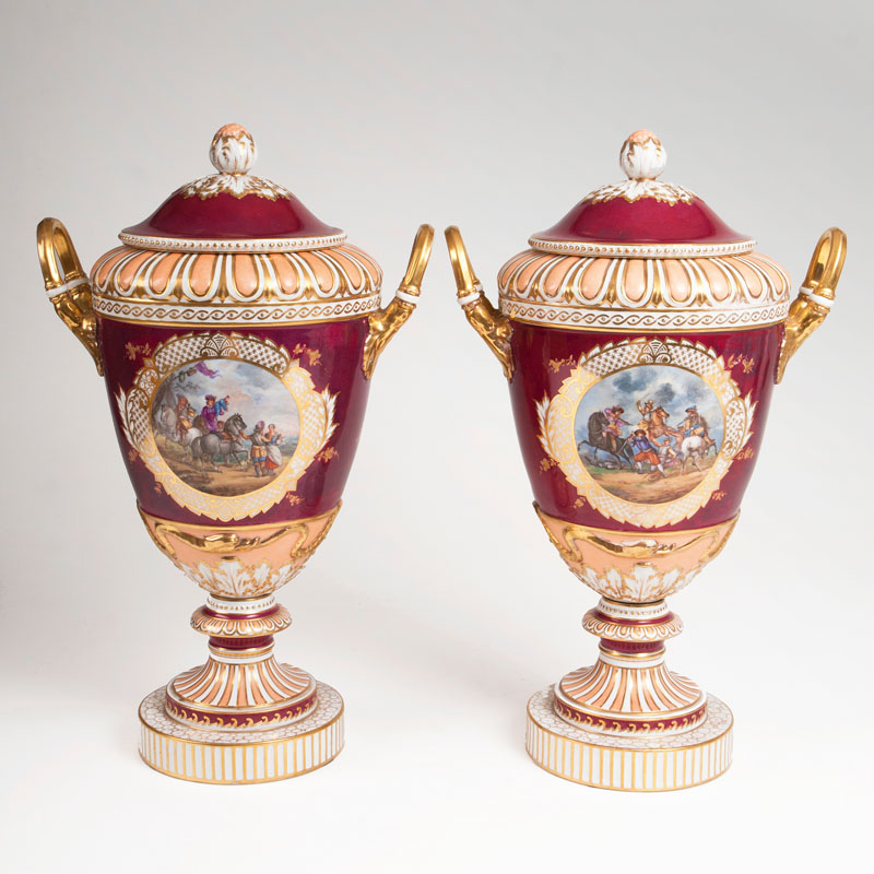 Paar großer sog. 'Weimar-Vasen' mit Purpurfond und Reiterszenen