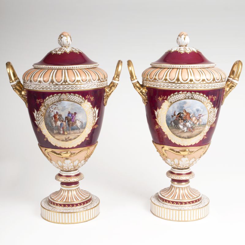 Paar großer sog. 'Weimar-Vasen' mit Purpurfond und Reiterszenen - Bild 2