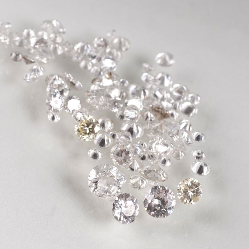 A collection of loose diamonds - image 2