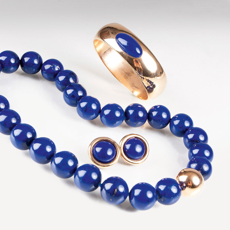 A lapis lazuli jewellery set with necklace, earrings and bangle braelet