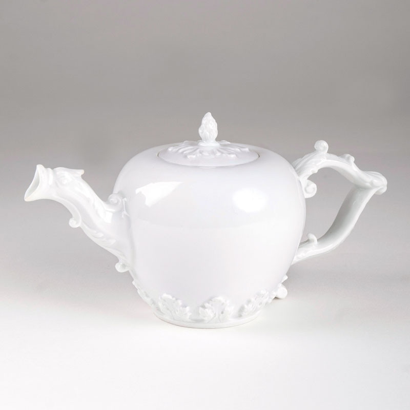A tea pot with akanthus relief