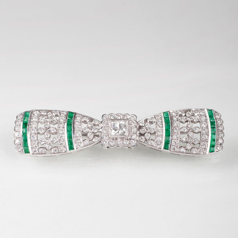An Art Déco emerald diamond brooch