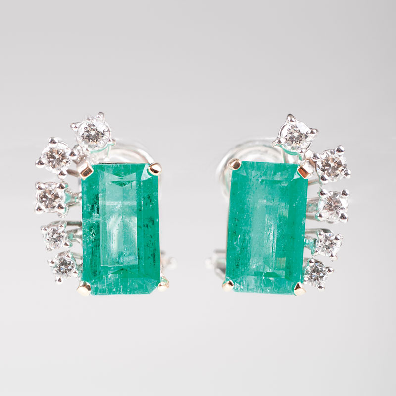 Paar eleganter Smaragd-Brillant-Ohrringe