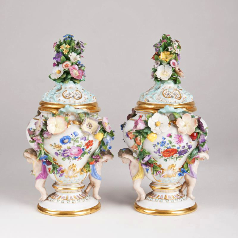 Paar kleiner Potpourri-Vasen mit Puttenpärchen - Bild 2