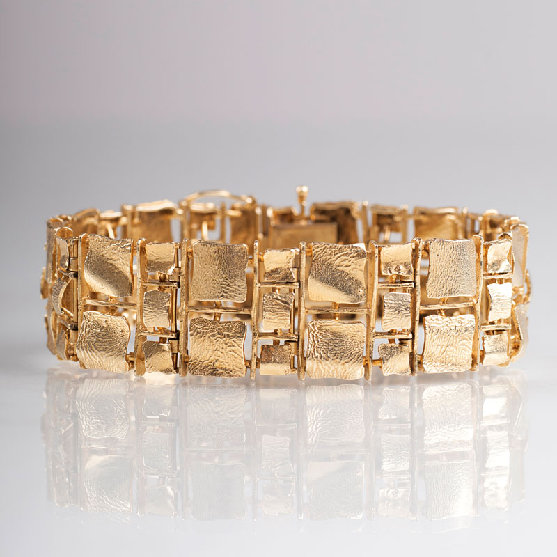 Gold-Armband im modernen Design