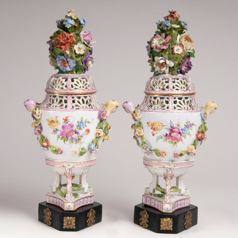 Paar großer Potpourri-Vasen mit Maskarons - Bild 2