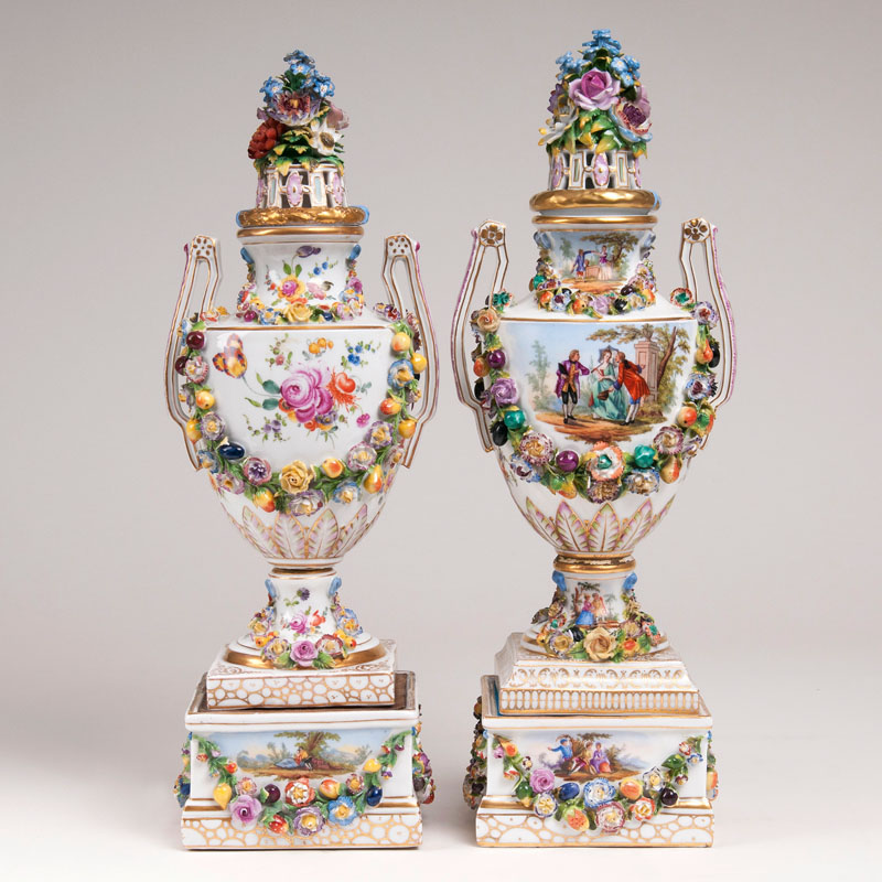Paar Potpourri-Vasen mit figürlichen Szenen - Bild 2