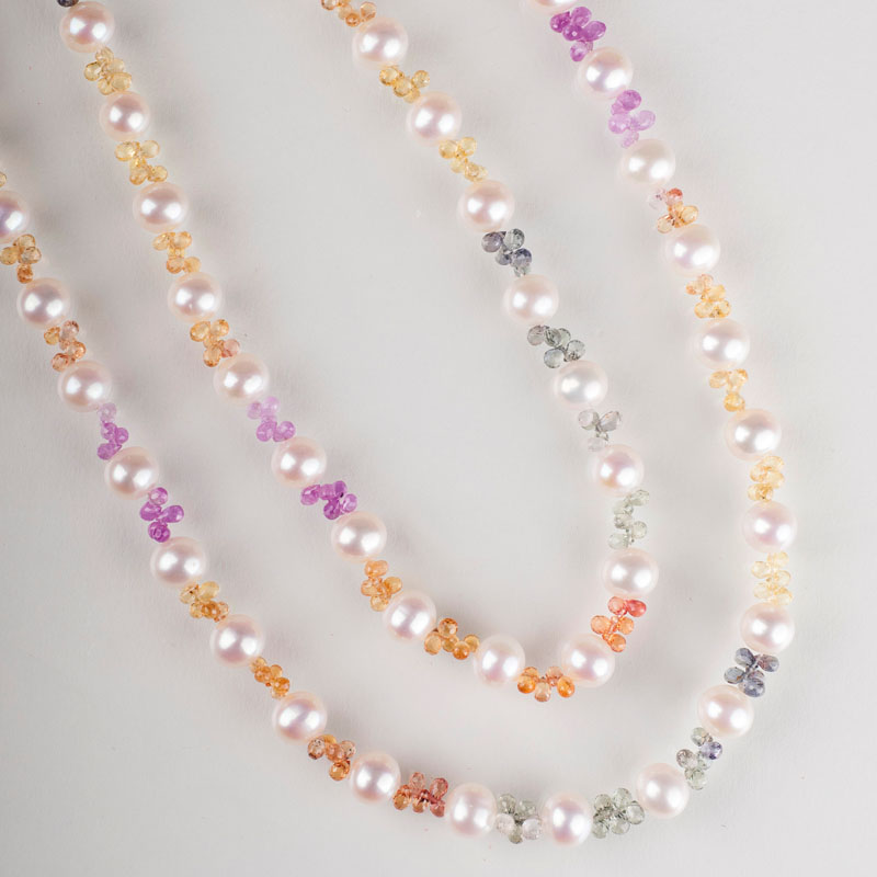 Moderner Perlen-Sautoir mit vielfarbigem Saphir-Besatz - Bild 2